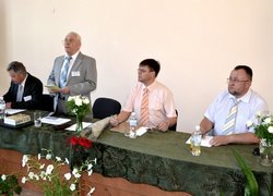 Відкриває Міжнародну науково-практичну конференцію завідувач кафедри лісового господарства, доктор с.-г. наук, професор Володимир Шлапак